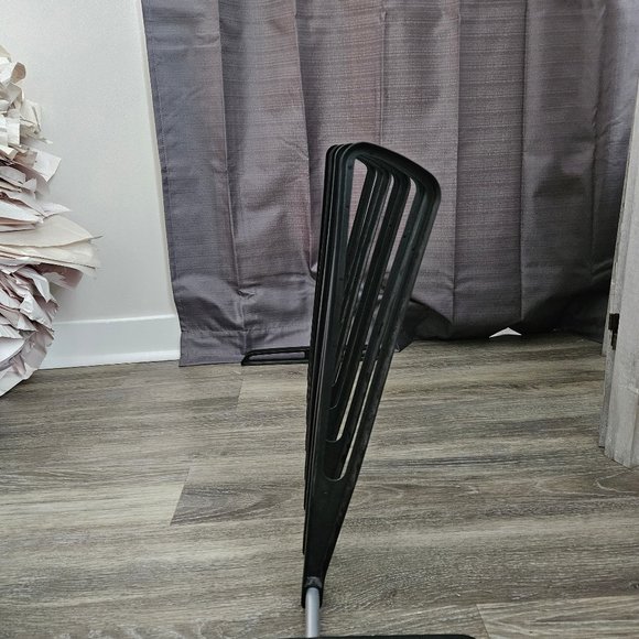 Boot rack for 3 pairs. Lightweight Metal with plastic. - Picture 2 of 7